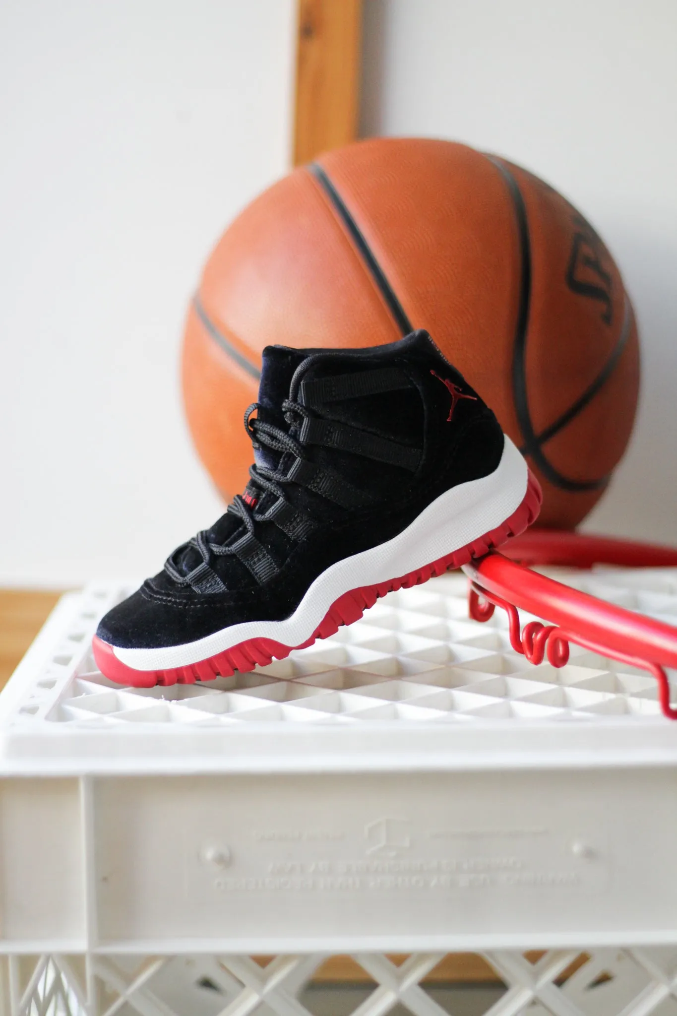 JORDAN 11 RETRO (PS) "BLACK/GYM RED"