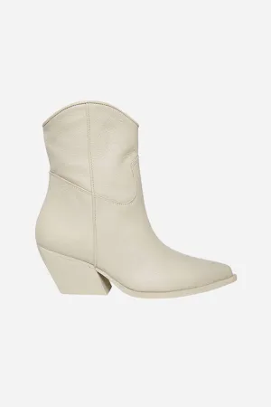 Steve Madden Wolfer Boots In White Leather